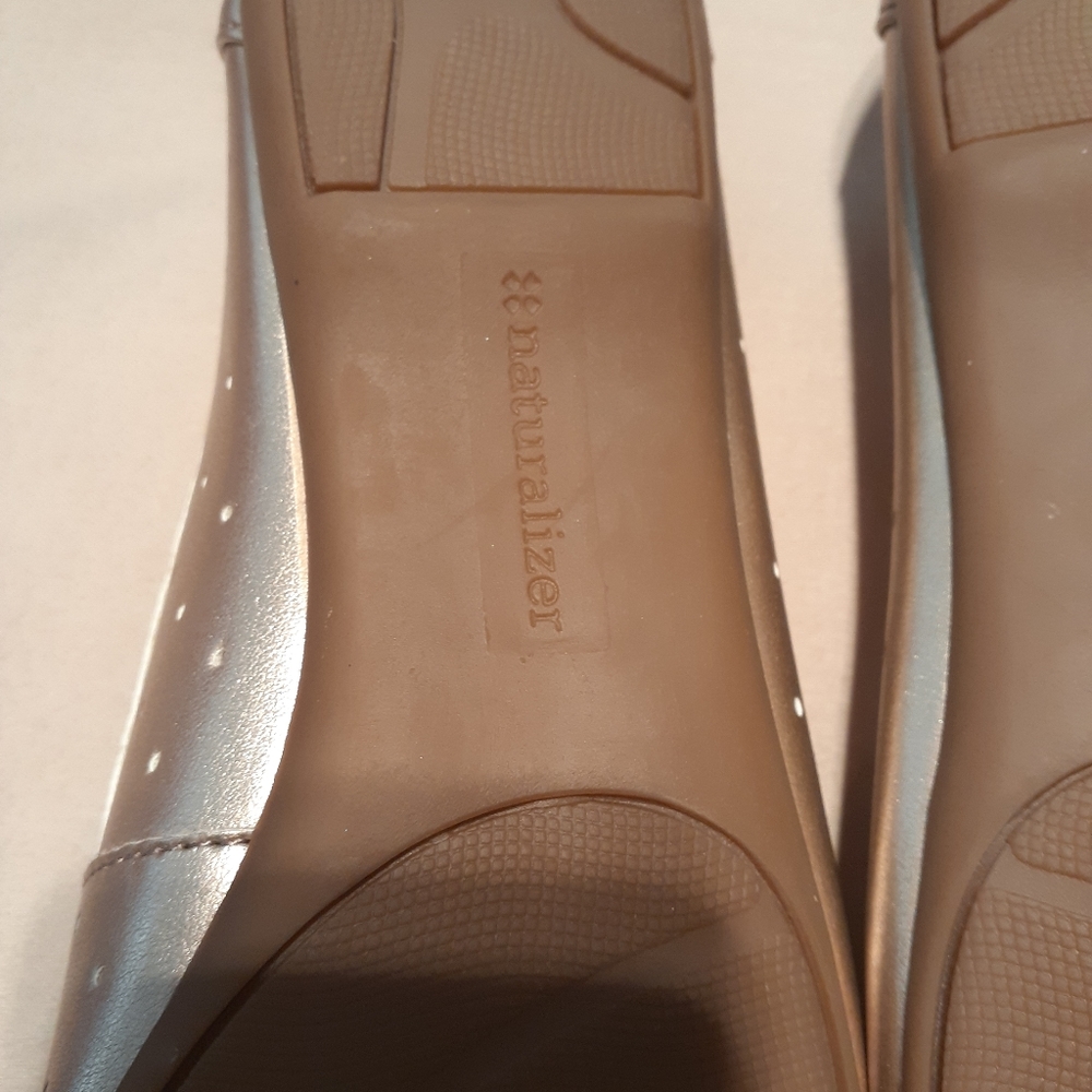 Ladies Naturalizer gold loafers - Picture 3 of 5
